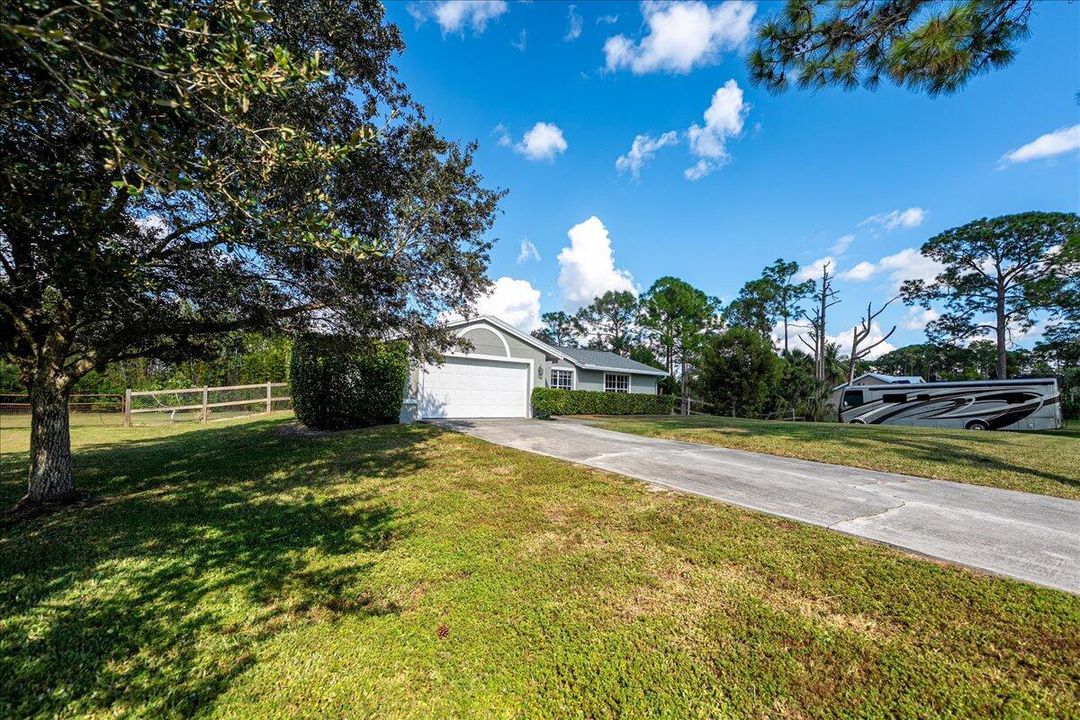 For Sale: $549,000 (3 beds, 2 baths, 1233 Square Feet)