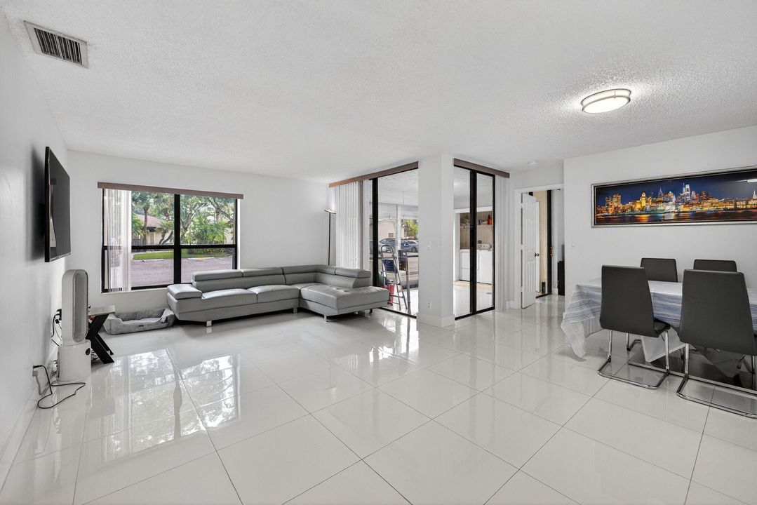 For Sale: $279,000 (3 beds, 2 baths, 1120 Square Feet)