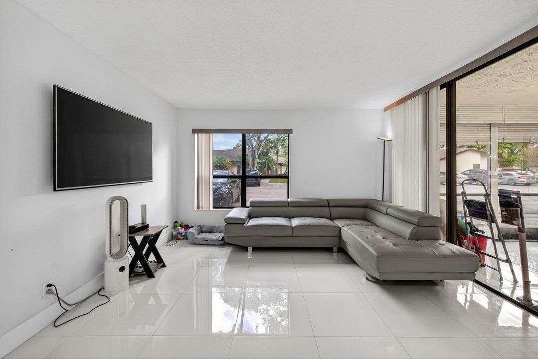 For Sale: $279,000 (3 beds, 2 baths, 1120 Square Feet)