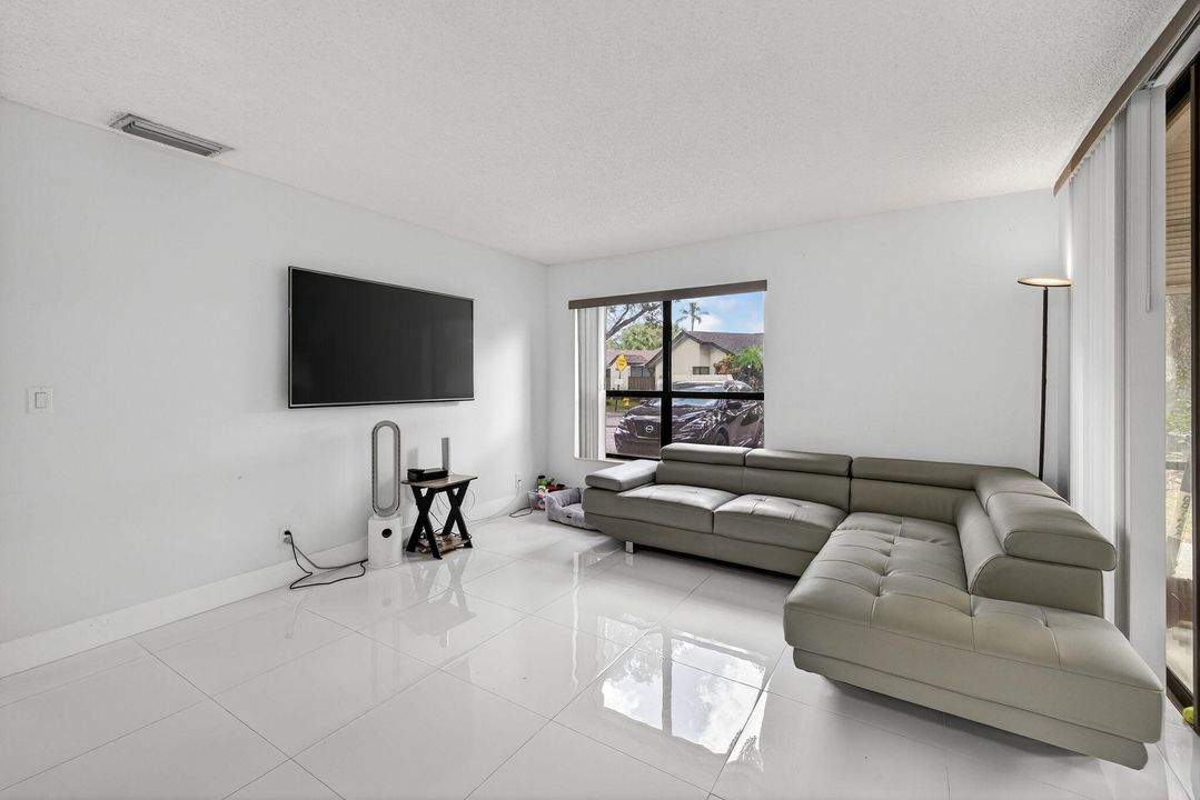 For Sale: $279,000 (3 beds, 2 baths, 1120 Square Feet)