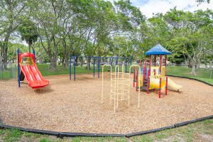 出租: $3,000 (2 贝兹, 2 浴室, 825 平方英尺)