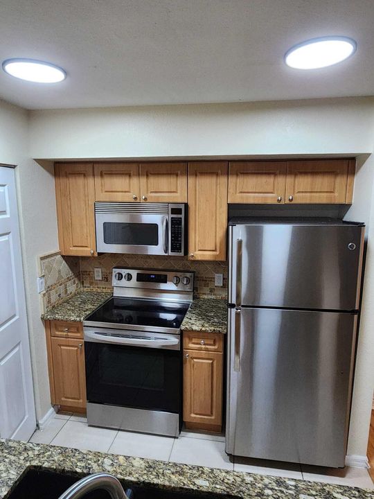 For Rent: $2,250 (2 beds, 2 baths, 904 Square Feet)