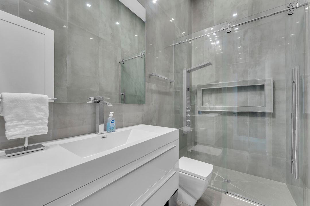 For Sale: $5,250,000 (5 beds, 5 baths, 5708 Square Feet)