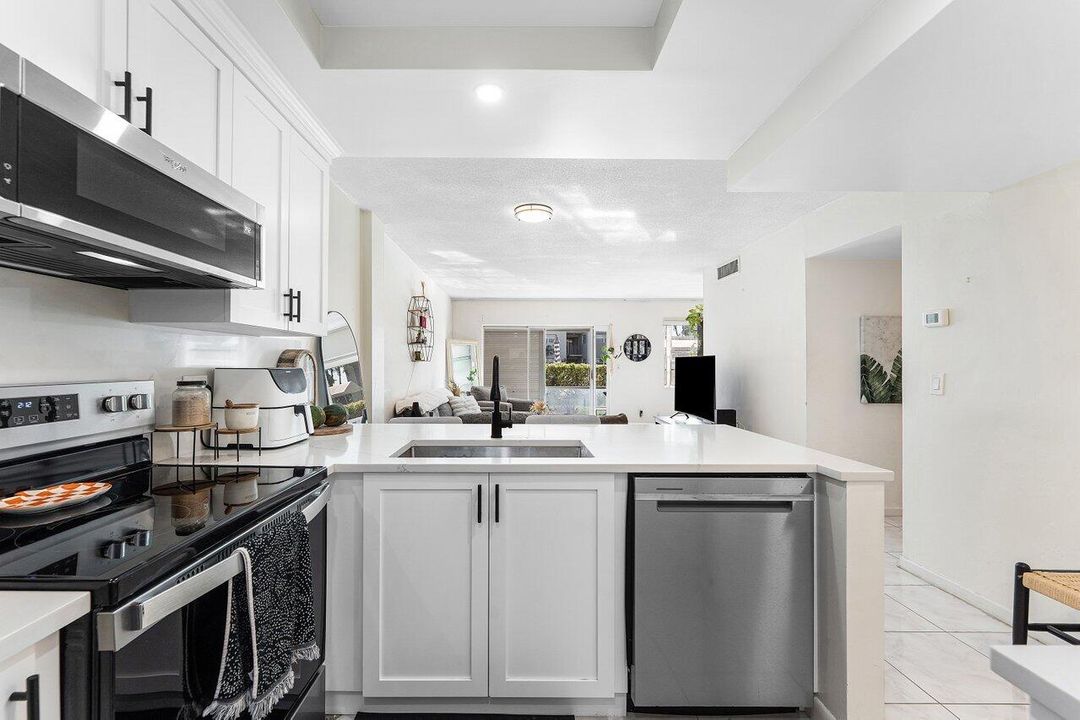 For Rent: $2,300 (2 beds, 2 baths, 1000 Square Feet)