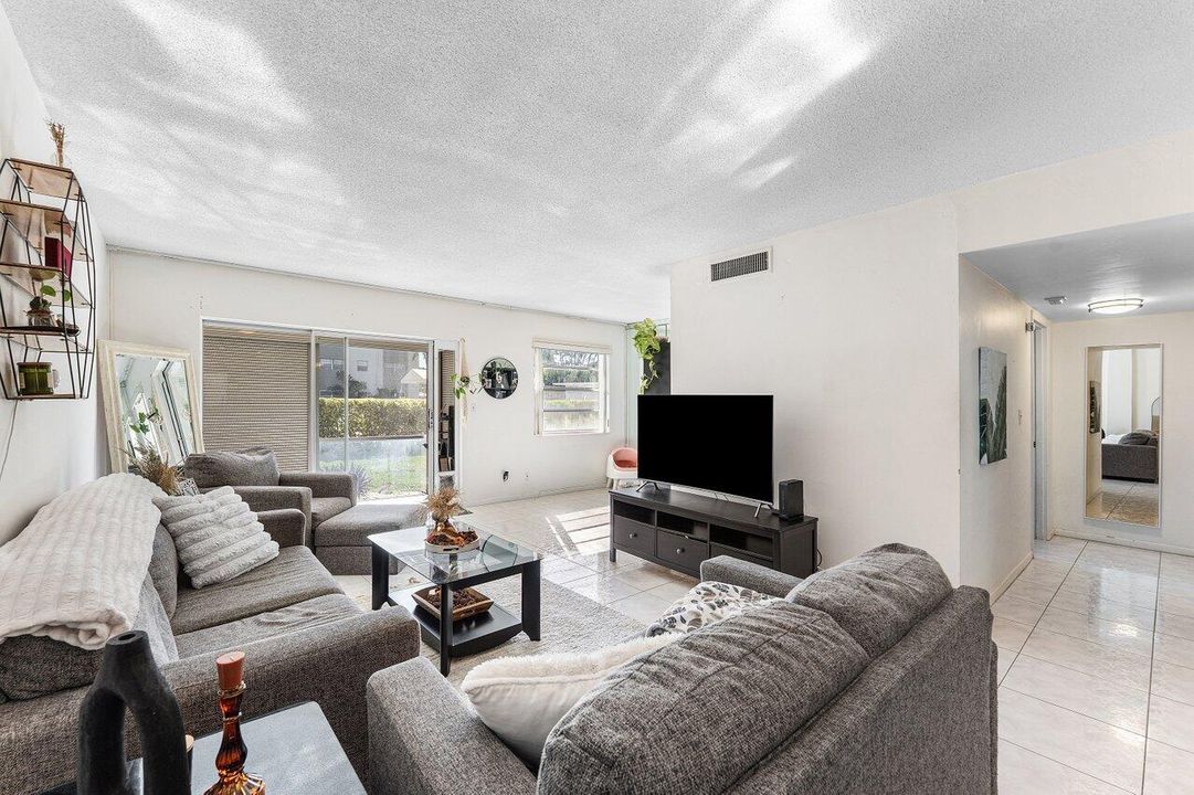 For Rent: $2,300 (2 beds, 2 baths, 1000 Square Feet)