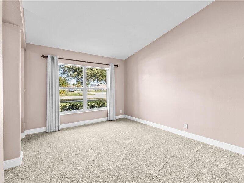 合同活跃: $415,000 (3 贝兹, 2 浴室, 1986 平方英尺)