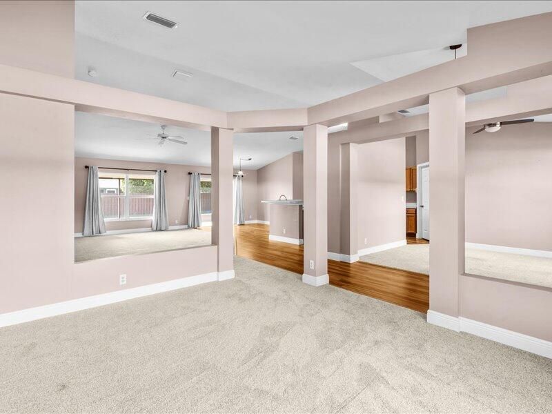 合同活跃: $415,000 (3 贝兹, 2 浴室, 1986 平方英尺)