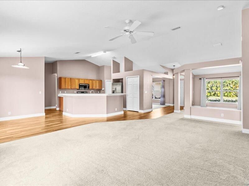 合同活跃: $415,000 (3 贝兹, 2 浴室, 1986 平方英尺)