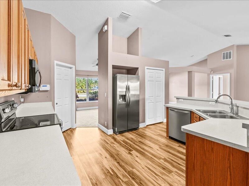 合同活跃: $415,000 (3 贝兹, 2 浴室, 1986 平方英尺)