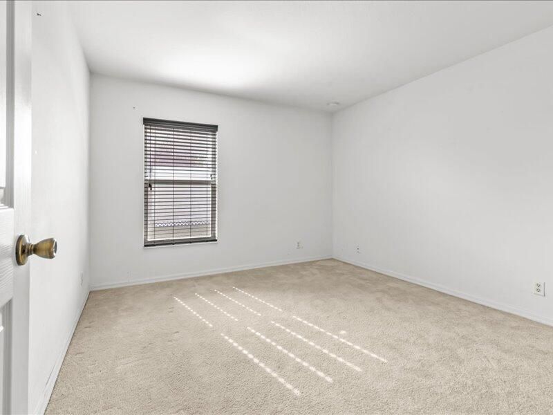 合同活跃: $415,000 (3 贝兹, 2 浴室, 1986 平方英尺)