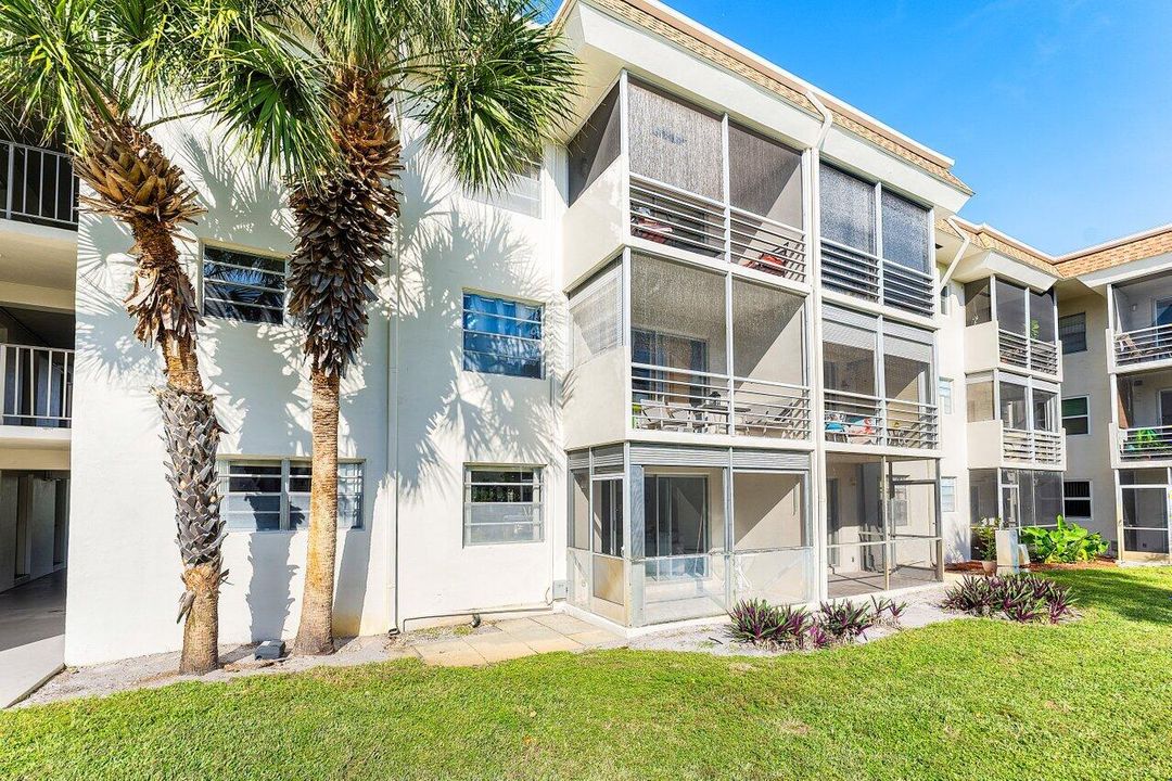 For Rent: $2,300 (2 beds, 2 baths, 1000 Square Feet)