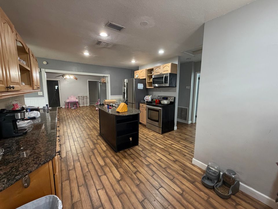 For Rent: $3,500 (4 beds, 2 baths, 1879 Square Feet)