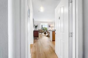 For Sale: $575,000 (1 beds, 1 baths, 864 Square Feet)