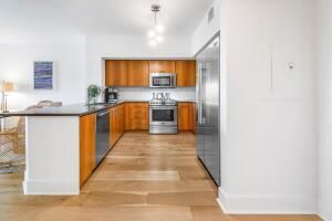 For Sale: $575,000 (1 beds, 1 baths, 864 Square Feet)