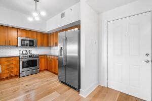 For Sale: $575,000 (1 beds, 1 baths, 864 Square Feet)