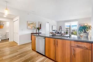 For Sale: $575,000 (1 beds, 1 baths, 864 Square Feet)