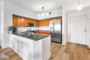 For Sale: $575,000 (1 beds, 1 baths, 864 Square Feet)