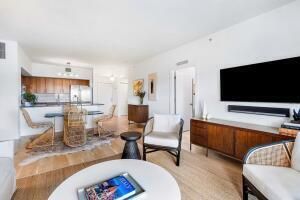 For Sale: $575,000 (1 beds, 1 baths, 864 Square Feet)