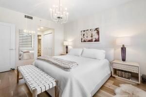 For Sale: $575,000 (1 beds, 1 baths, 864 Square Feet)