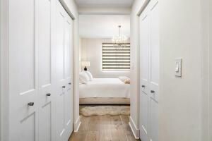 For Sale: $575,000 (1 beds, 1 baths, 864 Square Feet)