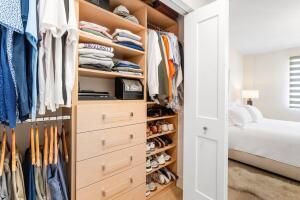 For Sale: $575,000 (1 beds, 1 baths, 864 Square Feet)