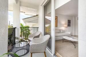 For Sale: $575,000 (1 beds, 1 baths, 864 Square Feet)