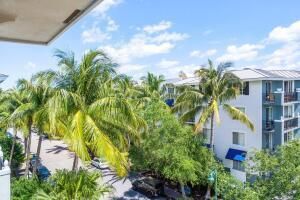 For Sale: $575,000 (1 beds, 1 baths, 864 Square Feet)