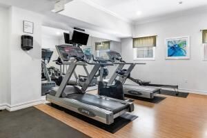 For Sale: $575,000 (1 beds, 1 baths, 864 Square Feet)