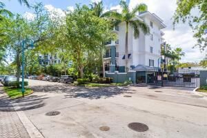 For Sale: $575,000 (1 beds, 1 baths, 864 Square Feet)