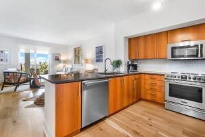 For Sale: $575,000 (1 beds, 1 baths, 864 Square Feet)