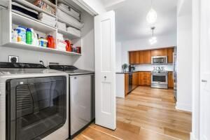 For Sale: $575,000 (1 beds, 1 baths, 864 Square Feet)