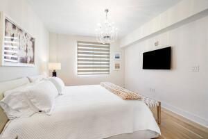 For Sale: $575,000 (1 beds, 1 baths, 864 Square Feet)