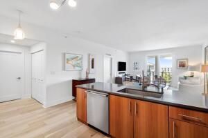 For Sale: $575,000 (1 beds, 1 baths, 864 Square Feet)