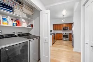 For Sale: $575,000 (1 beds, 1 baths, 864 Square Feet)