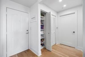 For Sale: $575,000 (1 beds, 1 baths, 864 Square Feet)