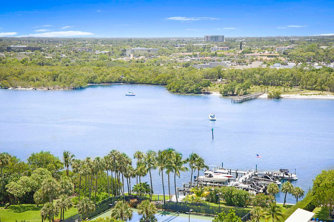 For Sale: $765,000 (2 beds, 2 baths, 1131 Square Feet)