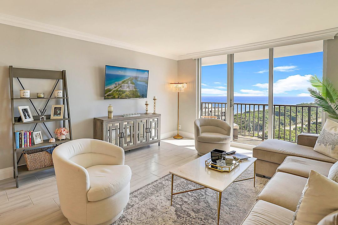 For Sale: $765,000 (2 beds, 2 baths, 1131 Square Feet)