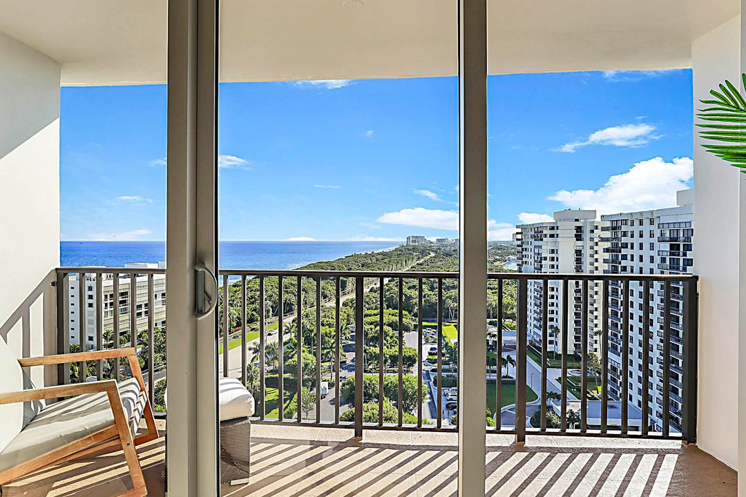 For Sale: $765,000 (2 beds, 2 baths, 1131 Square Feet)