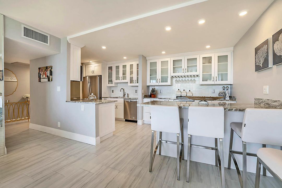 For Sale: $765,000 (2 beds, 2 baths, 1131 Square Feet)