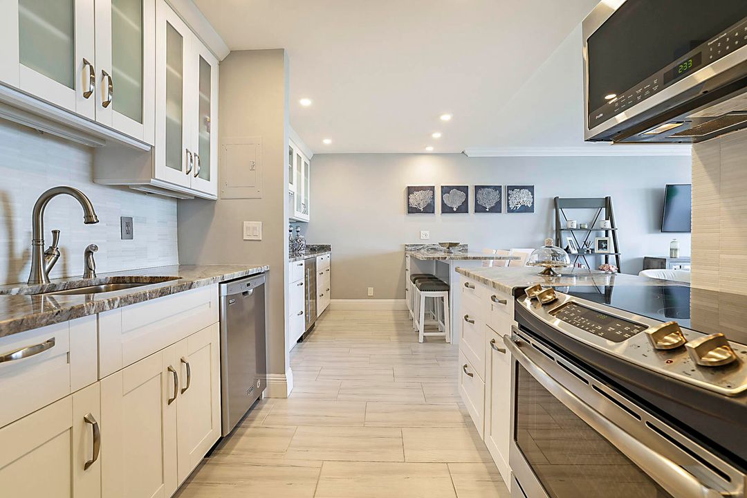 For Sale: $765,000 (2 beds, 2 baths, 1131 Square Feet)