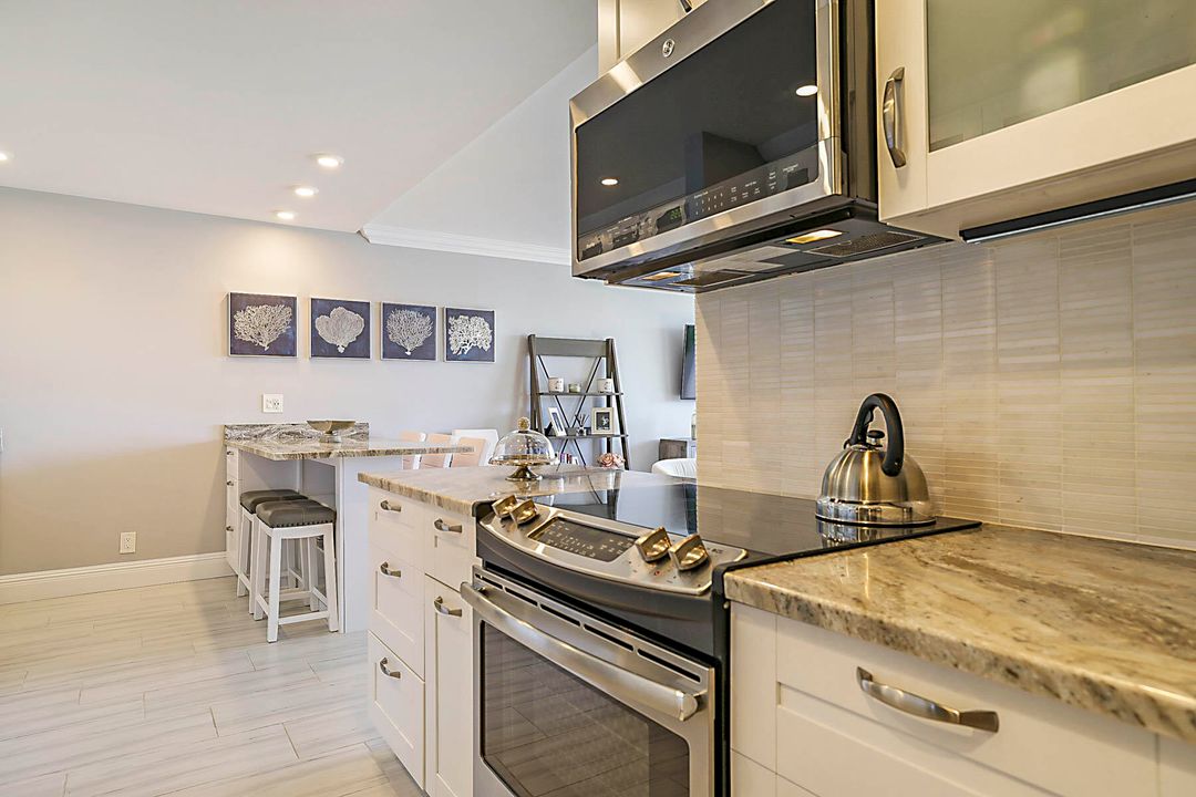 For Sale: $765,000 (2 beds, 2 baths, 1131 Square Feet)