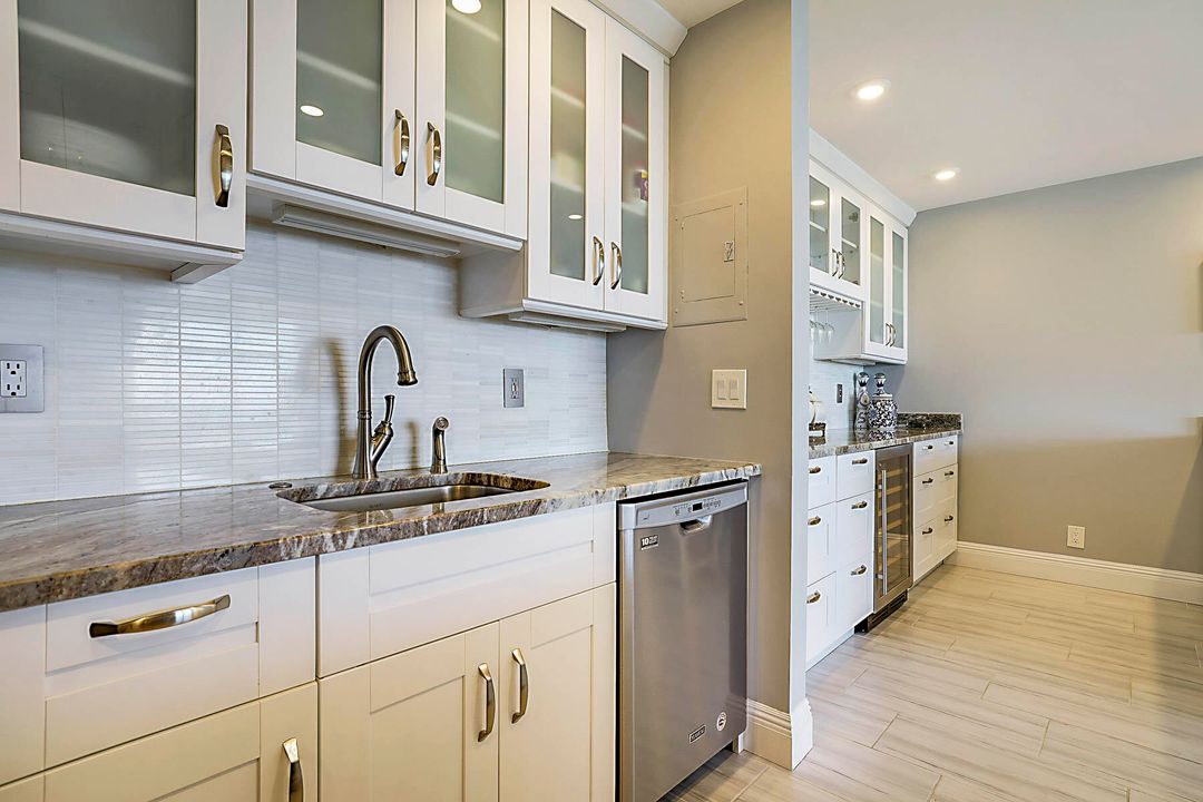 For Sale: $765,000 (2 beds, 2 baths, 1131 Square Feet)