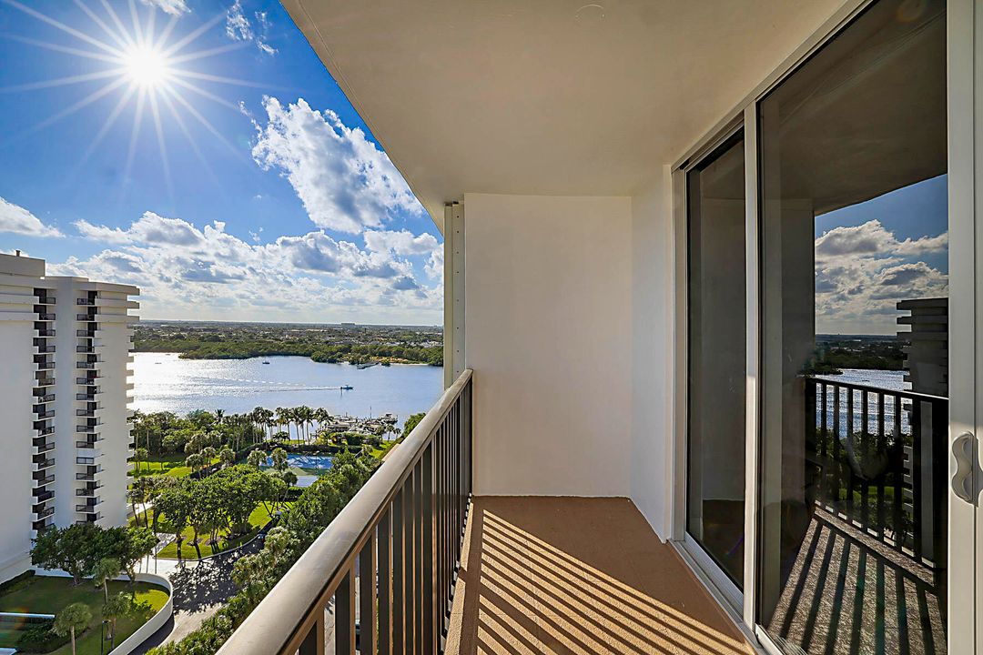 For Sale: $765,000 (2 beds, 2 baths, 1131 Square Feet)