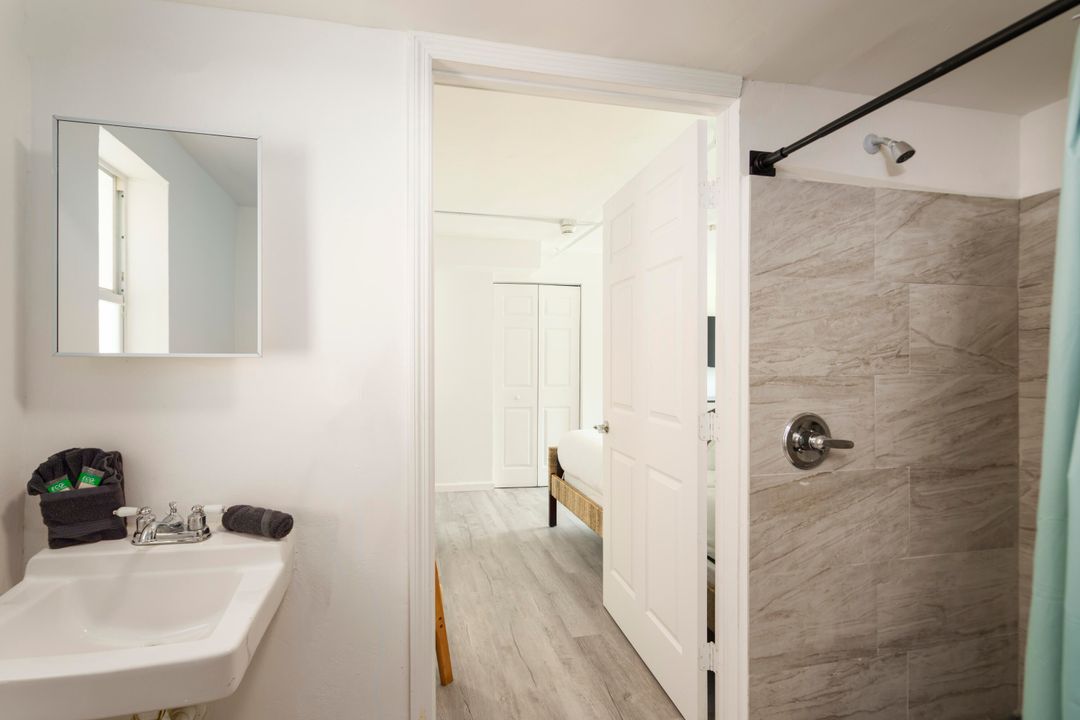 For Rent: $1,700 (1 beds, 1 baths, 400 Square Feet)