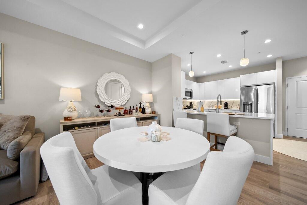 For Sale: $1,080,000 (1 beds, 1 baths, 896 Square Feet)