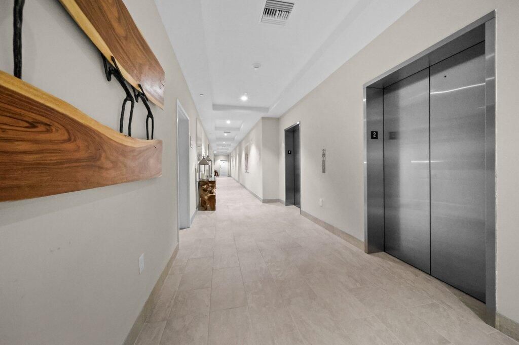 For Sale: $1,080,000 (1 beds, 1 baths, 896 Square Feet)