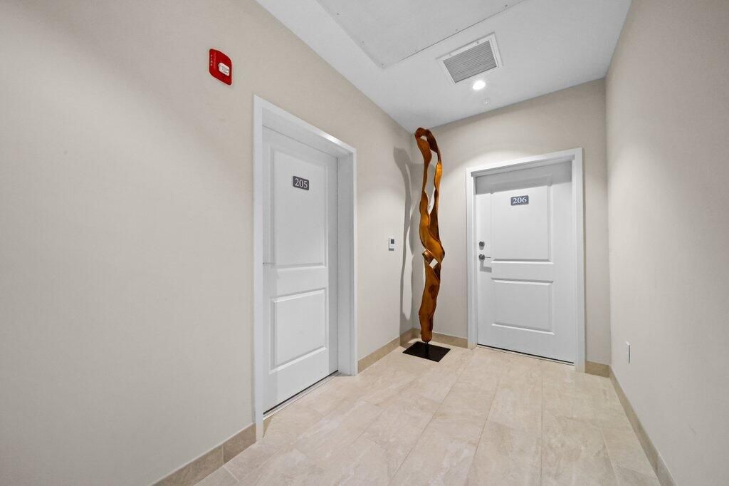 For Sale: $1,080,000 (1 beds, 1 baths, 896 Square Feet)