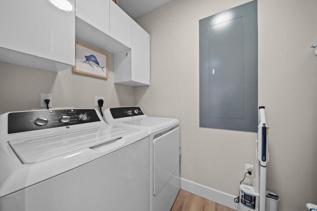 For Sale: $1,080,000 (1 beds, 1 baths, 896 Square Feet)