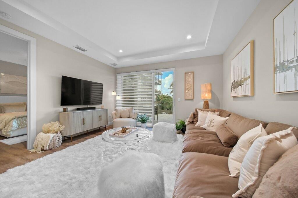 For Sale: $1,080,000 (1 beds, 1 baths, 896 Square Feet)