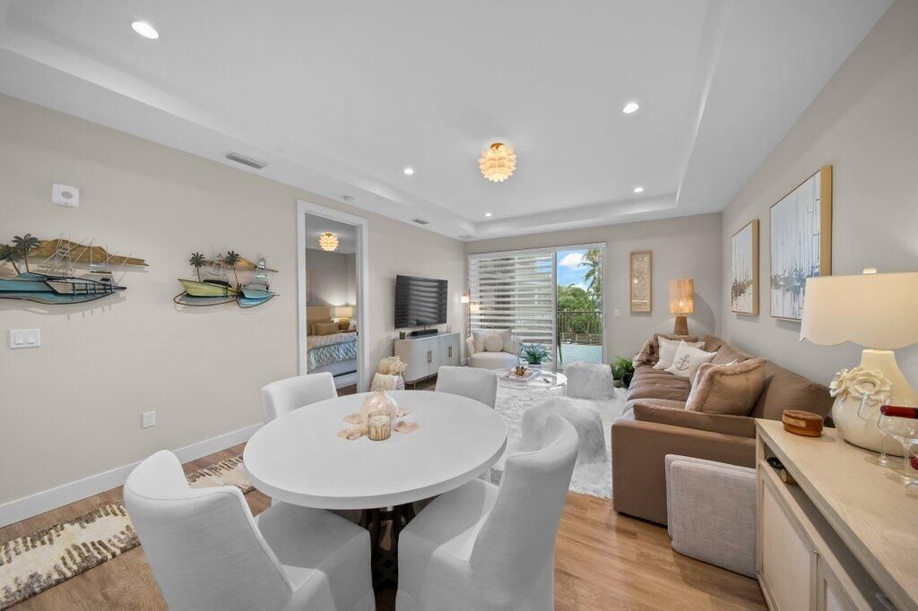 For Sale: $1,080,000 (1 beds, 1 baths, 896 Square Feet)